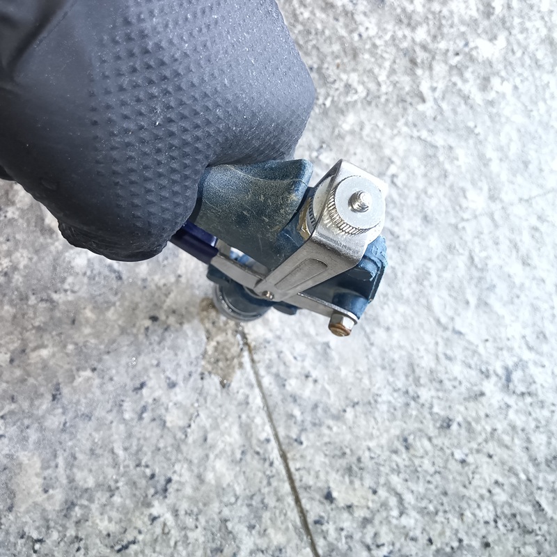 玄関床からシロアリ駆除剤を注入