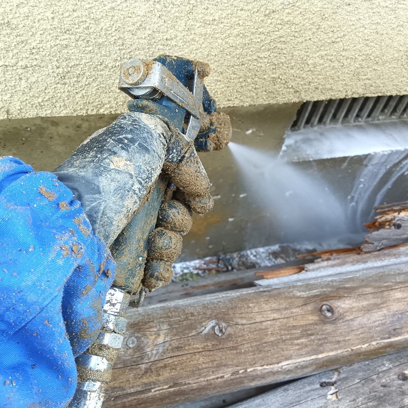 基礎周りにシロアリ駆除剤を散布