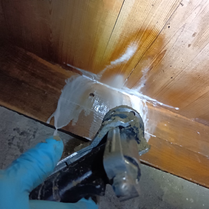 床下の木部に駆除剤を散布