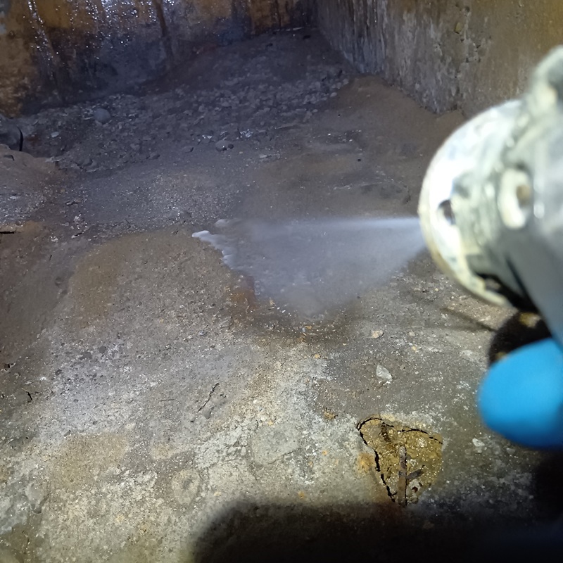 床下の地面に駆除剤を散布