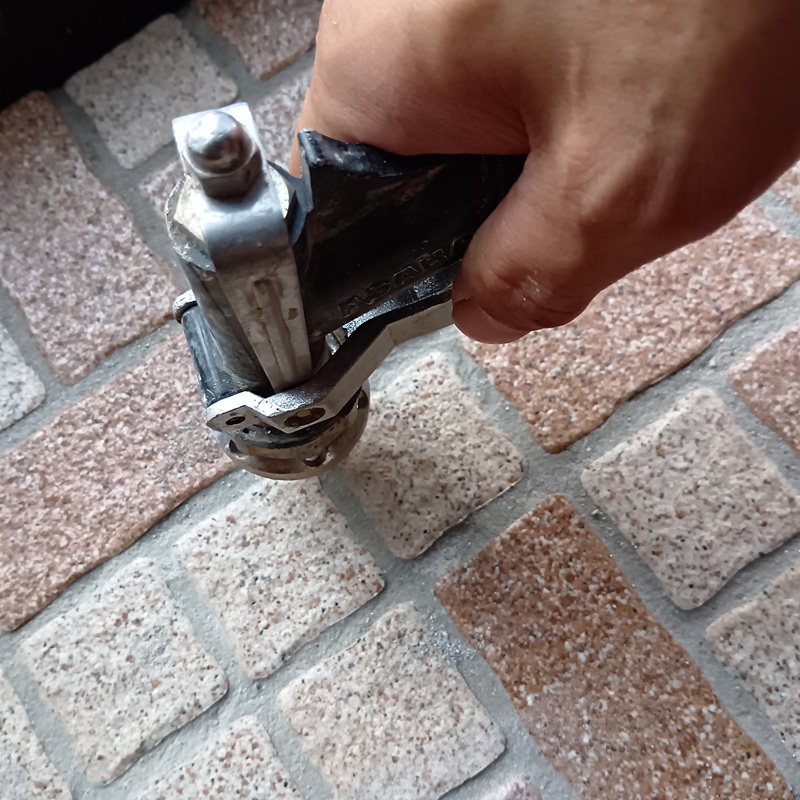 玄関の床から駆除剤を注入