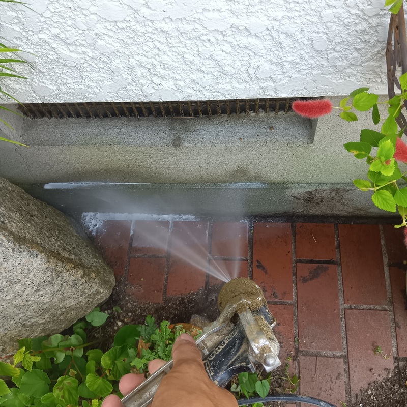 基礎周りに防蟻剤を散布している様子