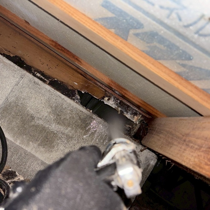 床下の木部に防蟻剤を散布