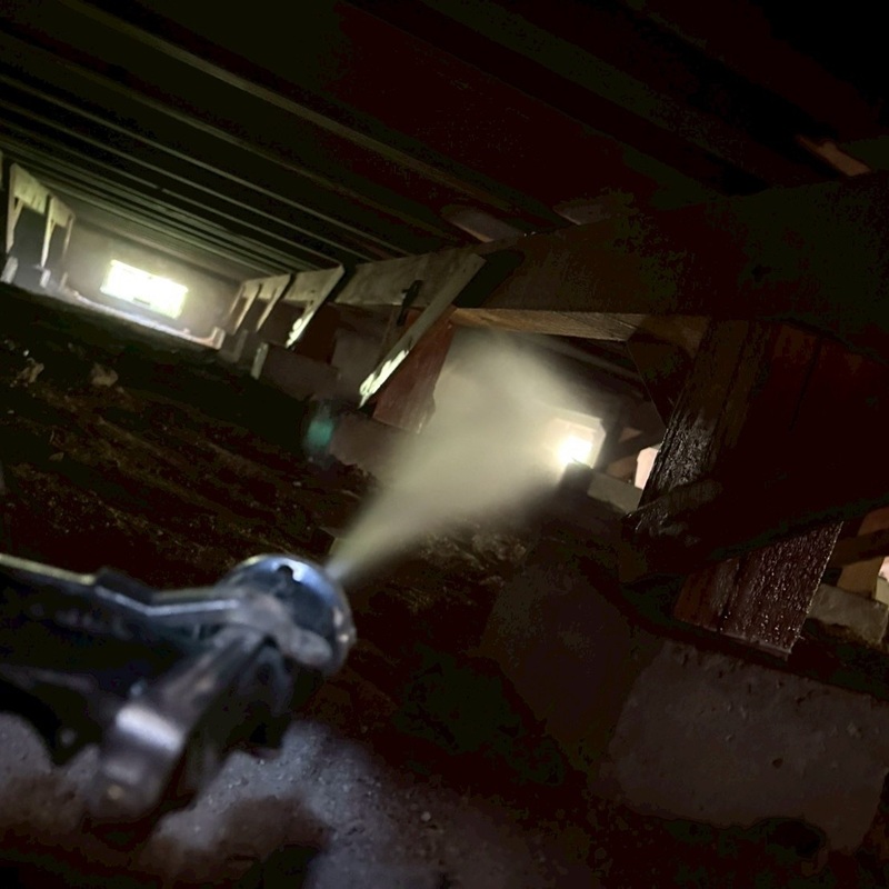 床下全体の地面に防蟻剤を散布