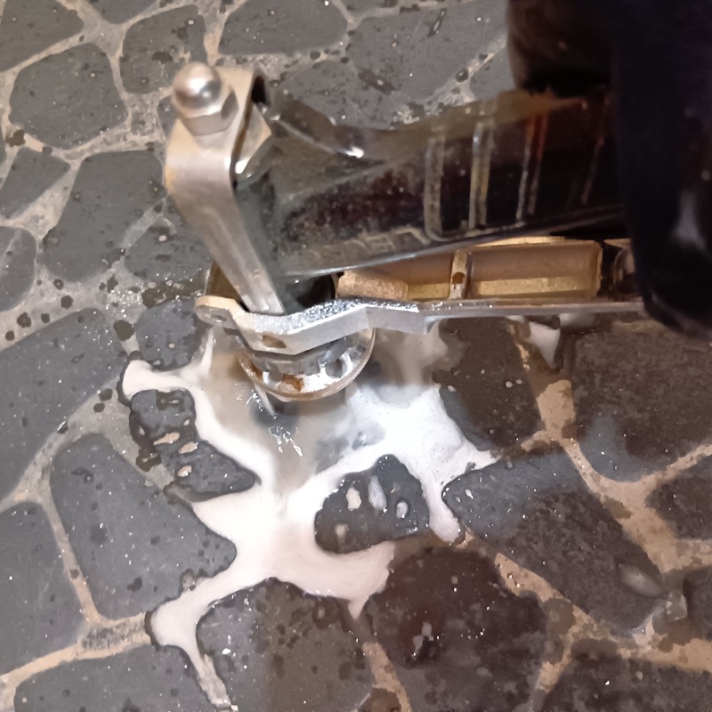 玄関床の穿孔処理