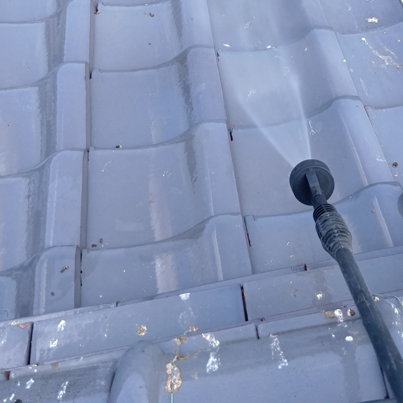 屋根の清掃の様子