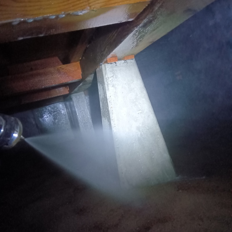 床下の土壌処理の様子