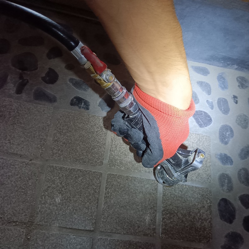 玄関床の穿孔処理の様子