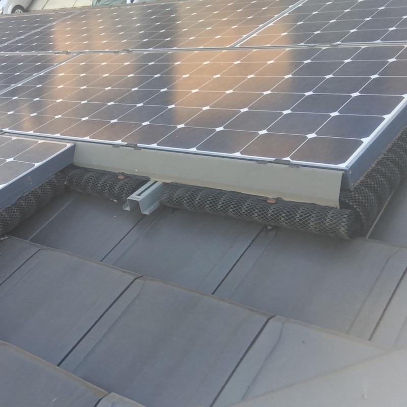 太陽光パネルに防鳥ネットを設置した様子