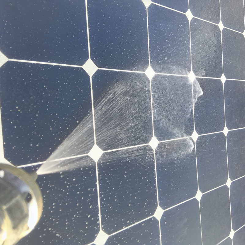 太陽光パネルを清掃・除菌する様子