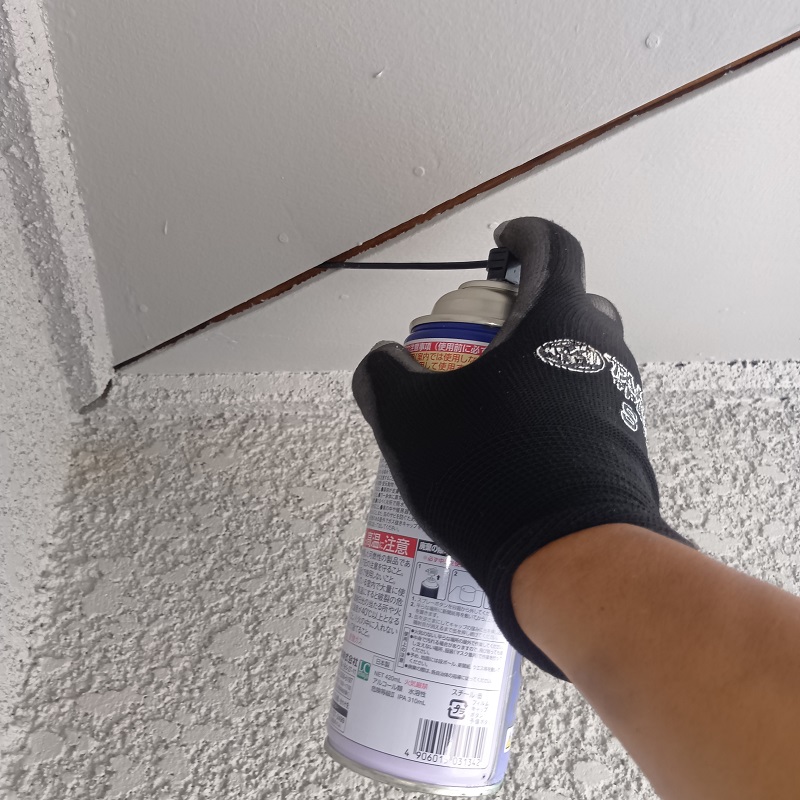 天井裏に忌避剤を散布している状況