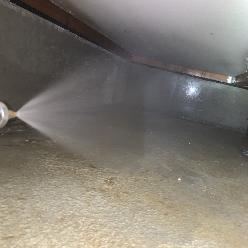 床下の壁や床全体に防蟻剤を散布する様子