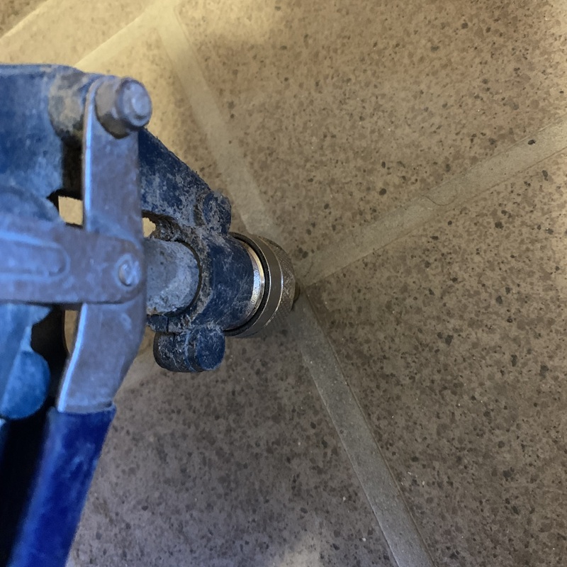 玄関床に防蟻剤を注入する様子