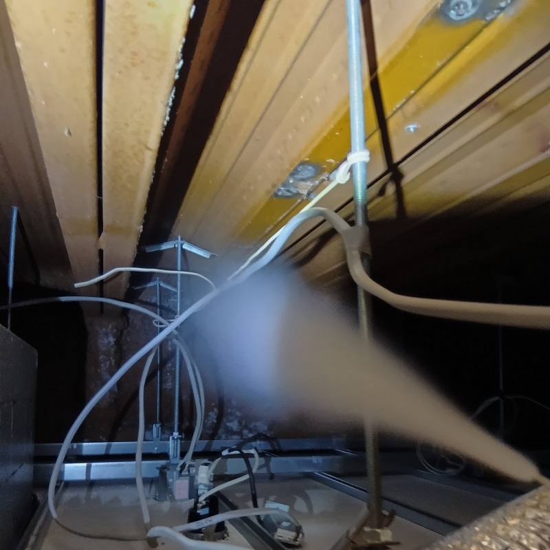 天井裏に忌避剤を散布している様子