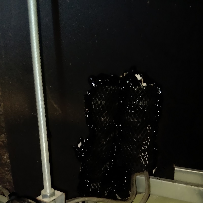 壁に開いた穴を封鎖した様子