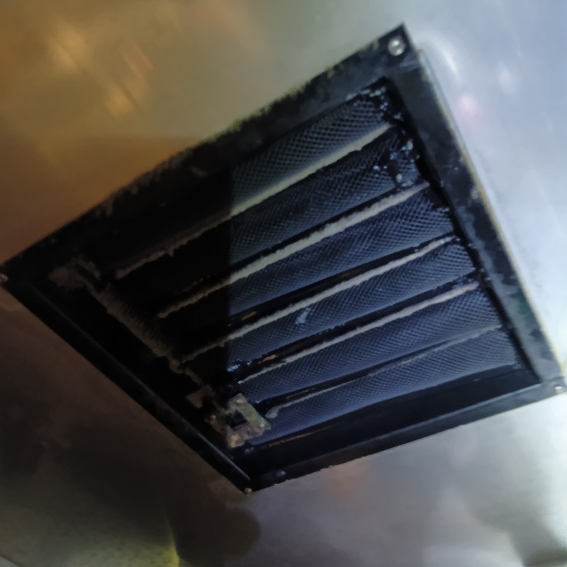 通風口を防鼠ネットで封鎖