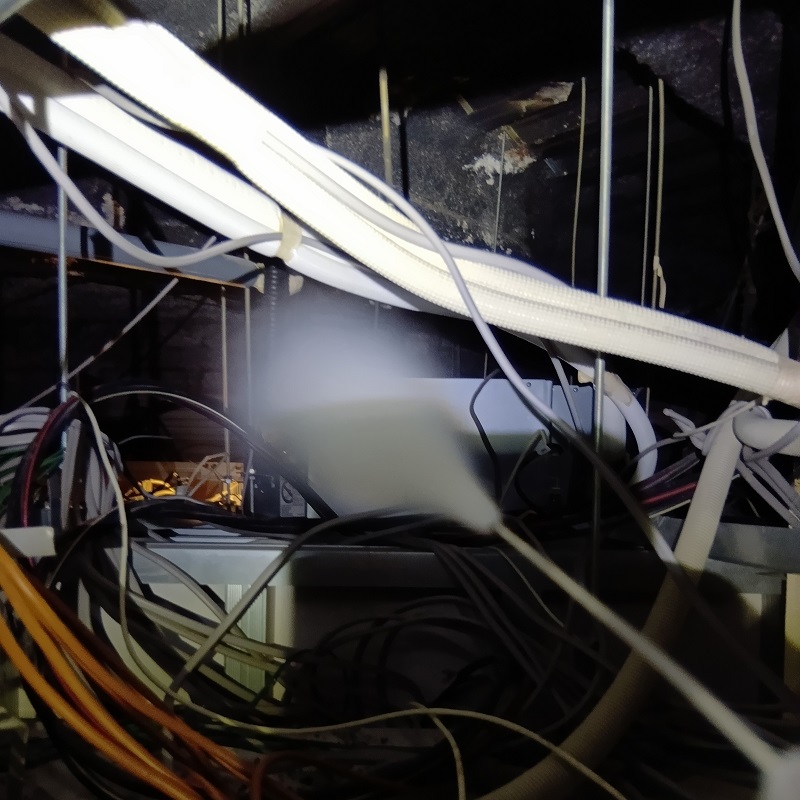 天井裏を清掃後、除菌剤を散布している様子