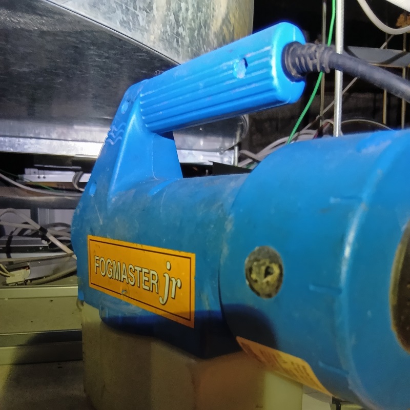 天井裏や壁内にも殺虫剤を散布