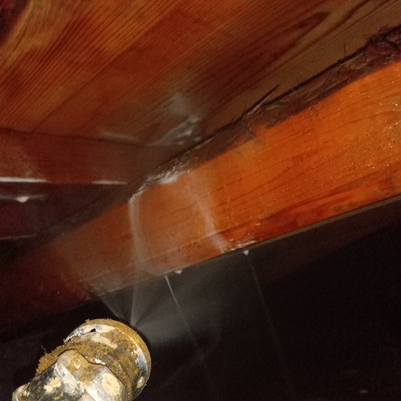 床下の木材に防蟻剤を吹き付け