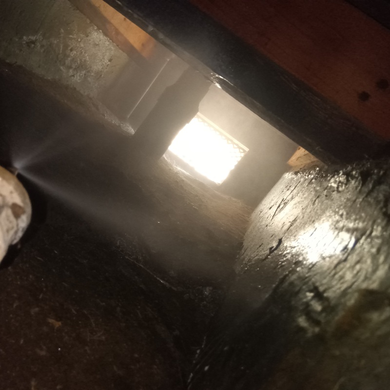 床下に防蟻剤を散布