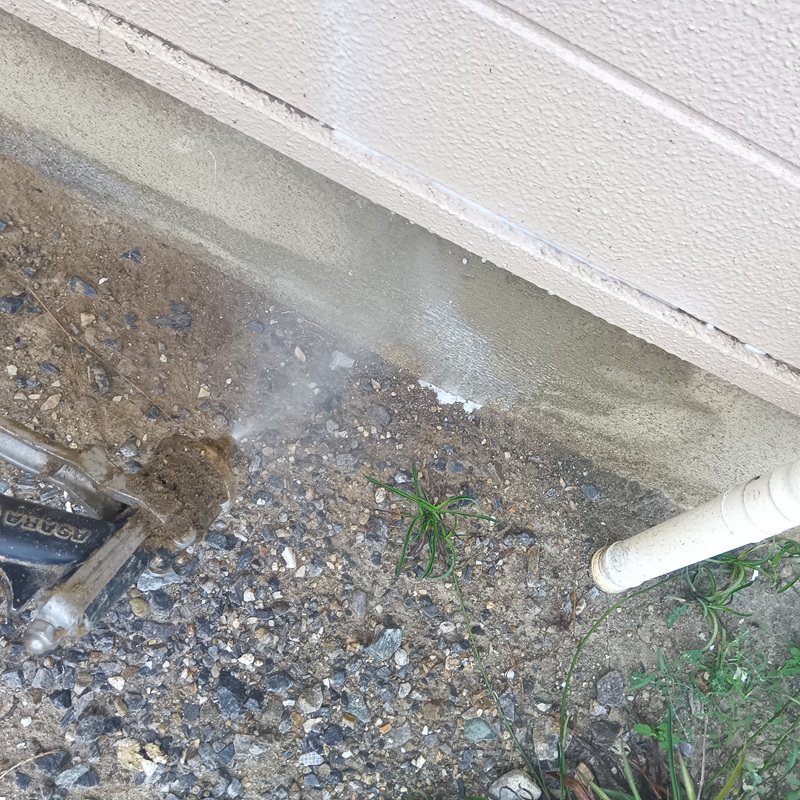 外側から基礎周りに駆除剤を散布