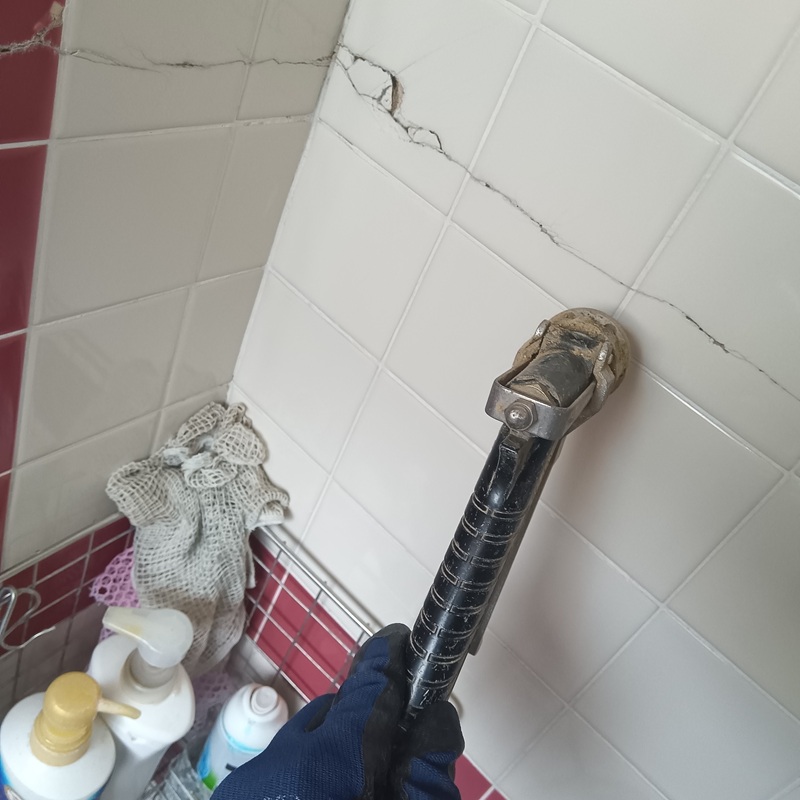 浴室壁面に防蟻剤を注入