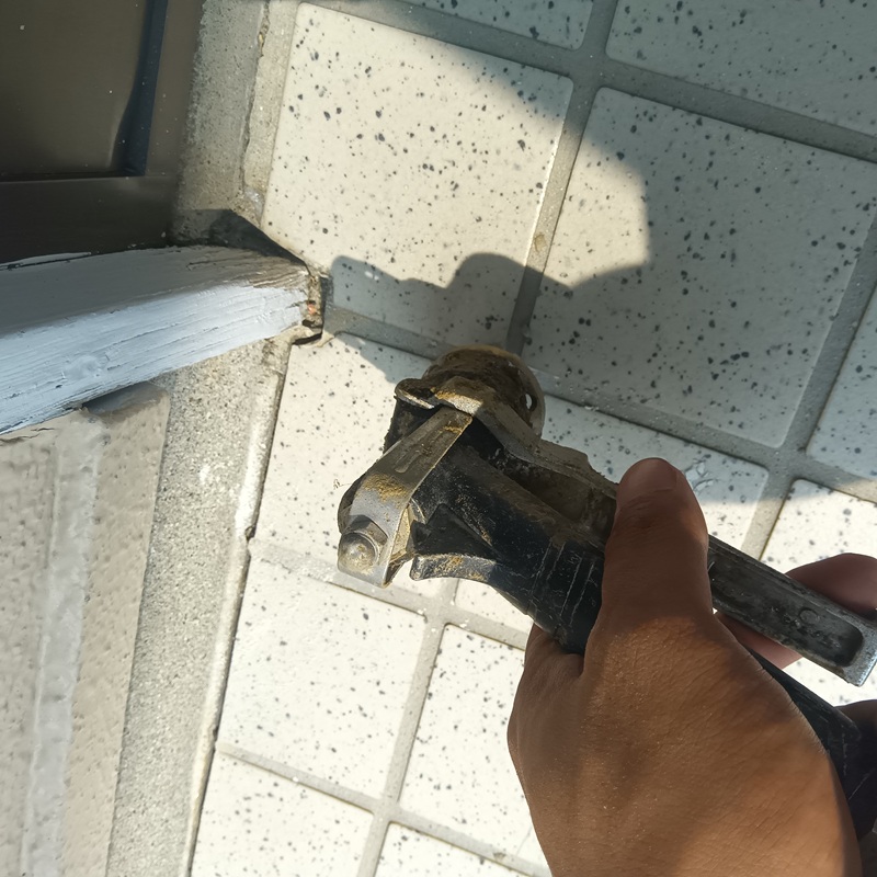 玄関の床に防蟻剤を注入