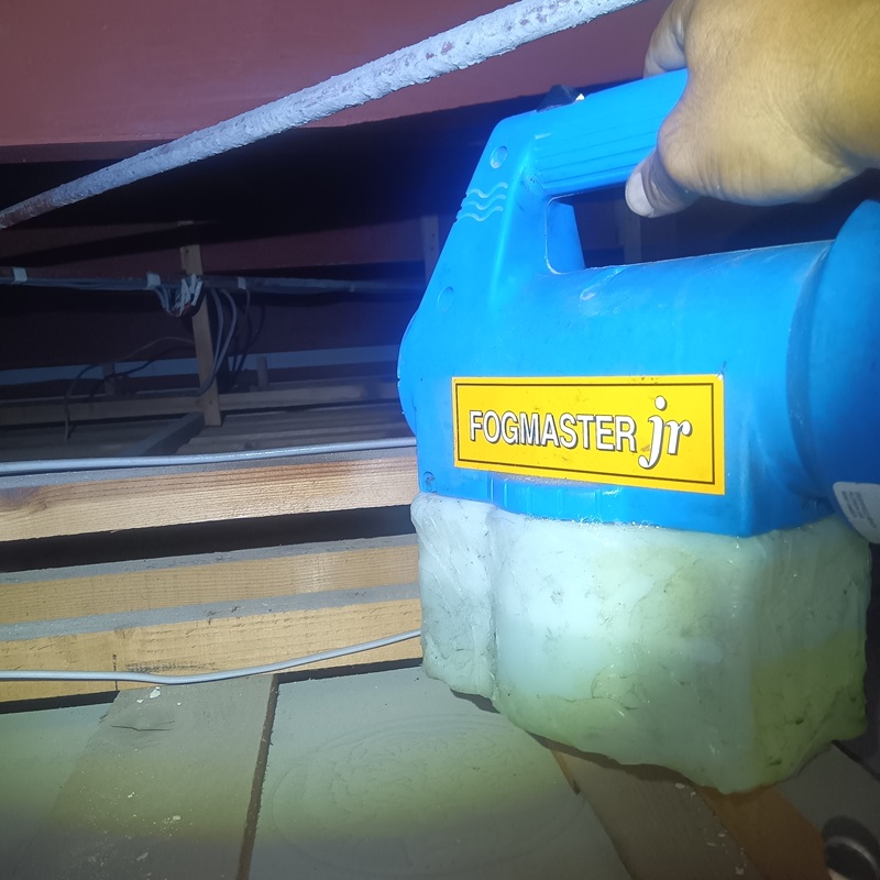 屋根裏に忌避剤を散布