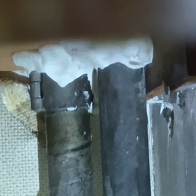 配管のすき間を封鎖した様子