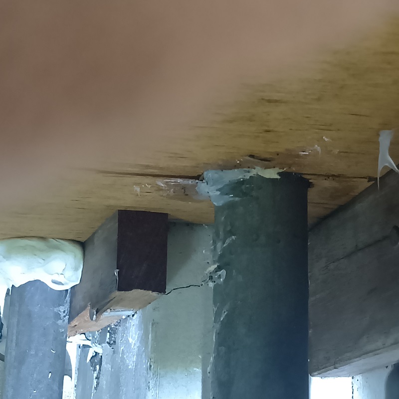 配管のすき間を封鎖した様子