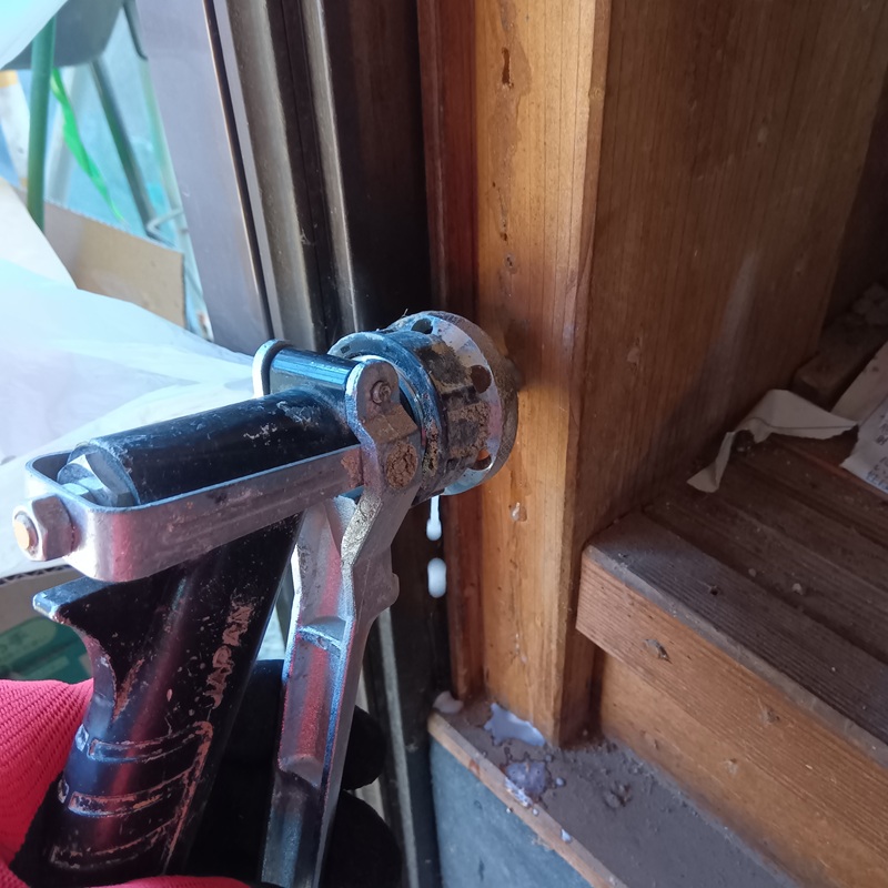 室内壁の木部に防蟻剤を注入する様子