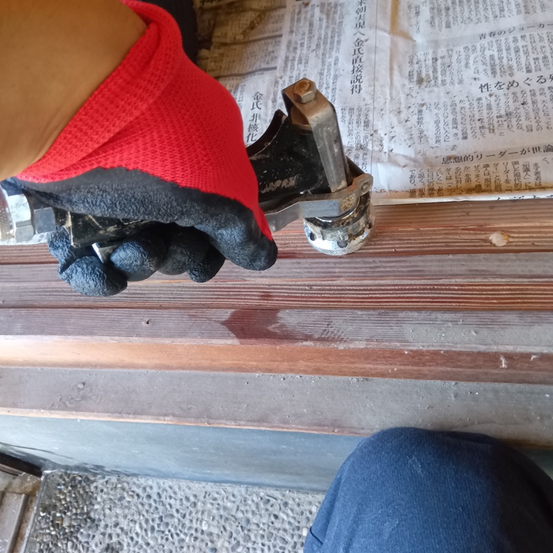 敷居部分の木部に防蟻剤を注入する様子