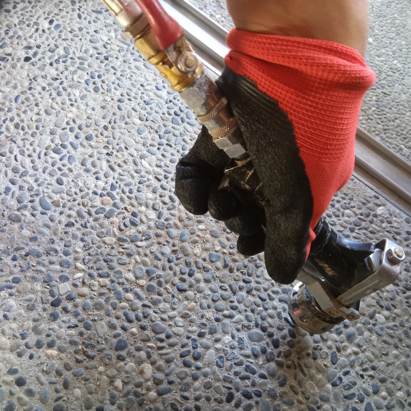 玄関の床に防蟻剤を注入する様子