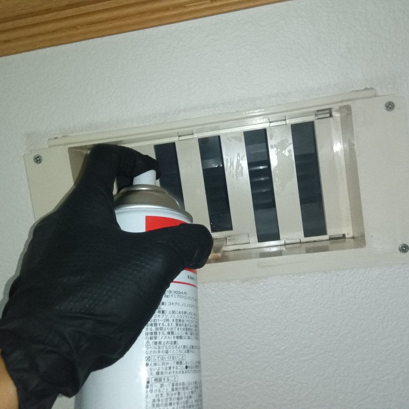忌避剤を換気扇内に散布している様子