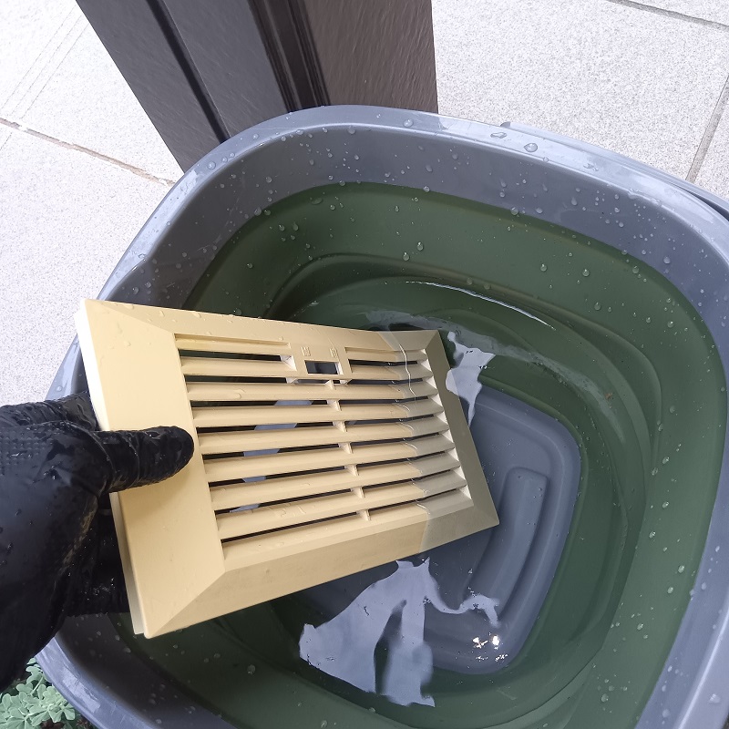 換気扇を洗浄している様子