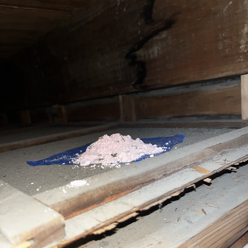 天井裏に殺鼠剤を設置した様子