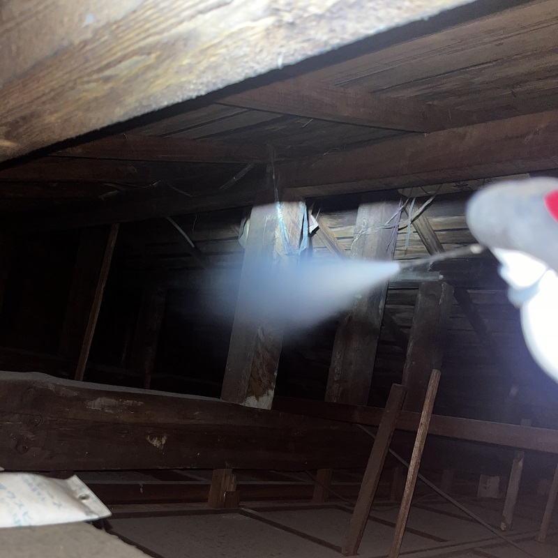 忌避剤を散布している様子