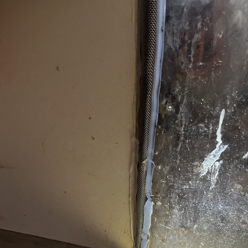 壁のすき間を封鎖した様子