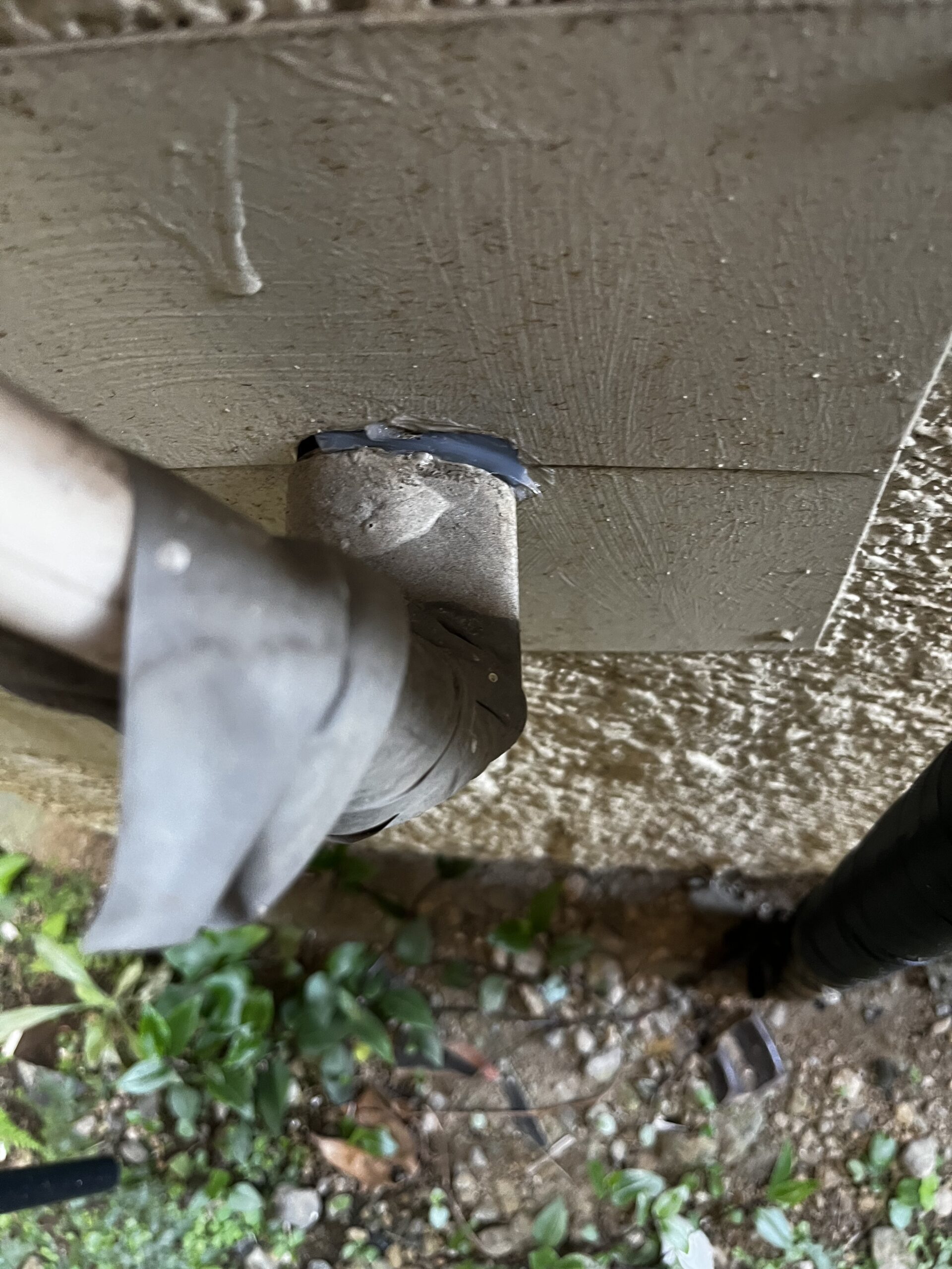 パイプと外壁のすき間を封鎖した様子