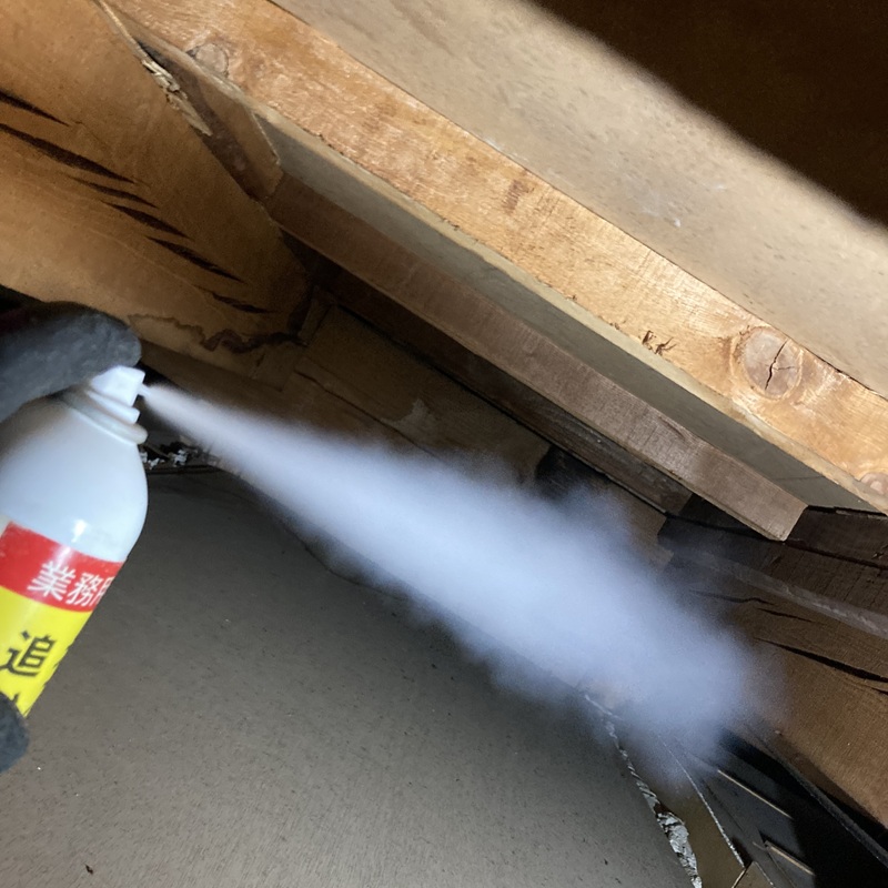 忌避剤を散布する様子