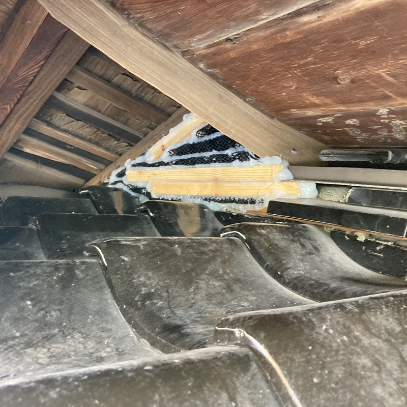 屋根のすき間をふさいだ様子