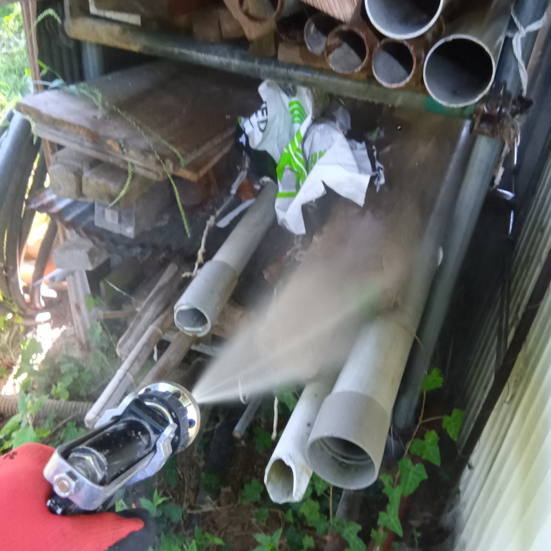 資材置き場に防蟻剤を散布