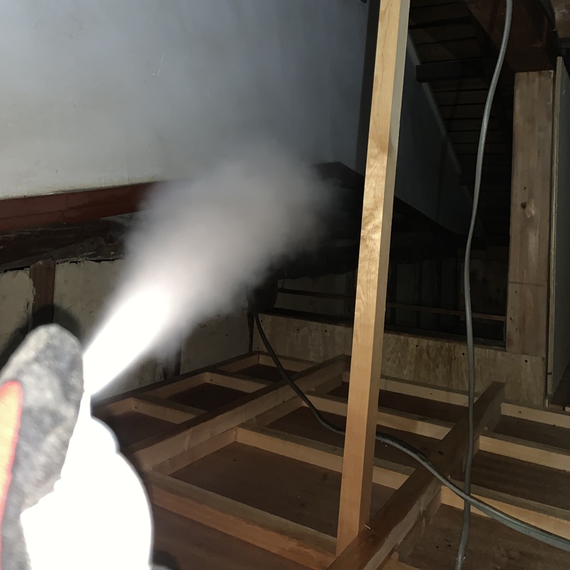 忌避剤を散布している様子