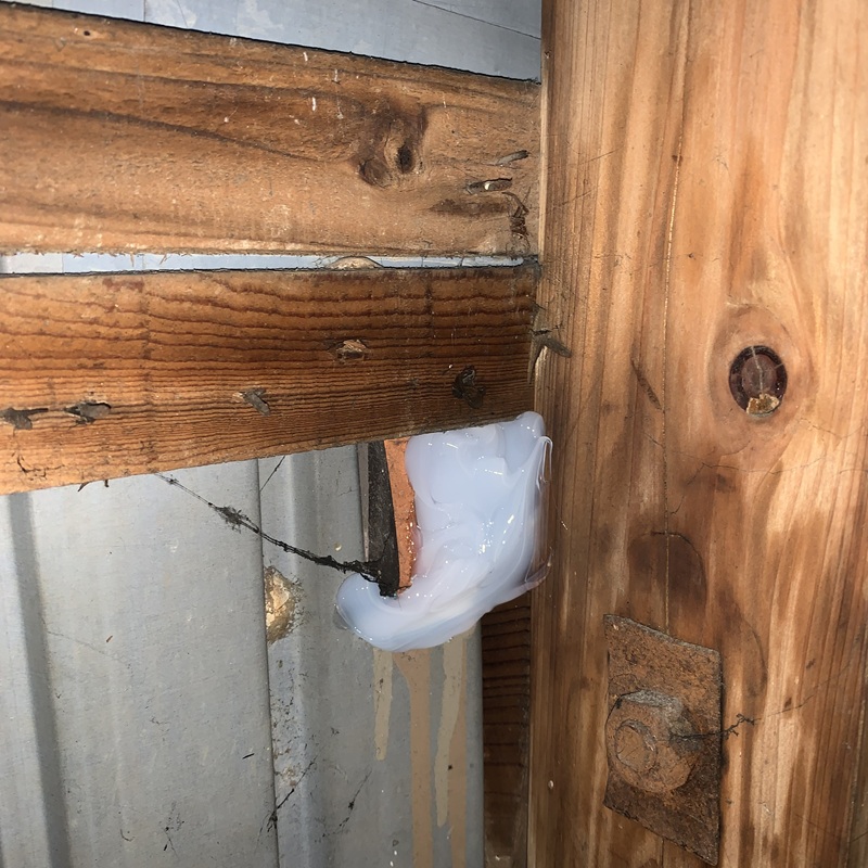 屋根裏の侵入口を塞いだ様子