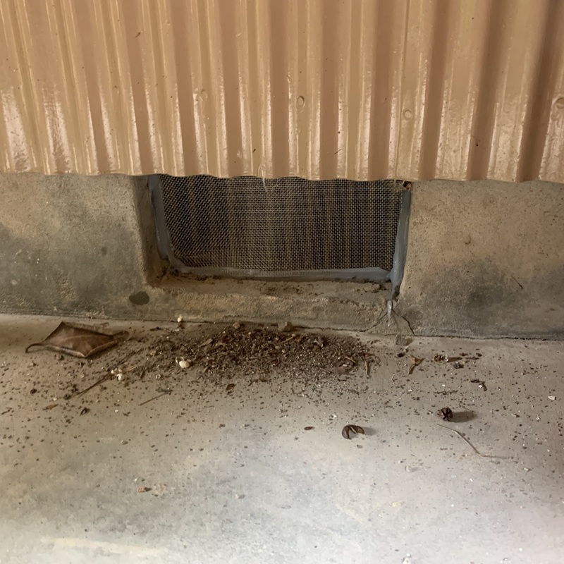 床下通気口を封鎖した様子