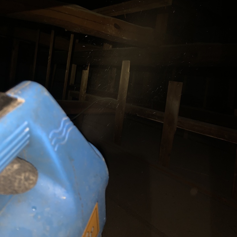 殺虫剤を散布している様子