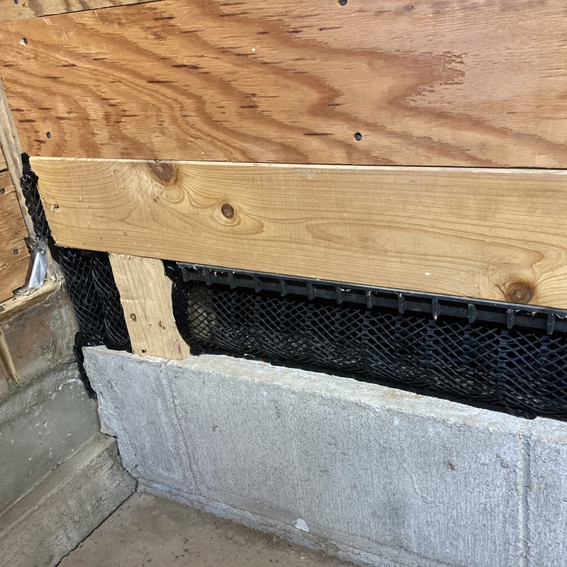 壁のすき間をふさいだ様子