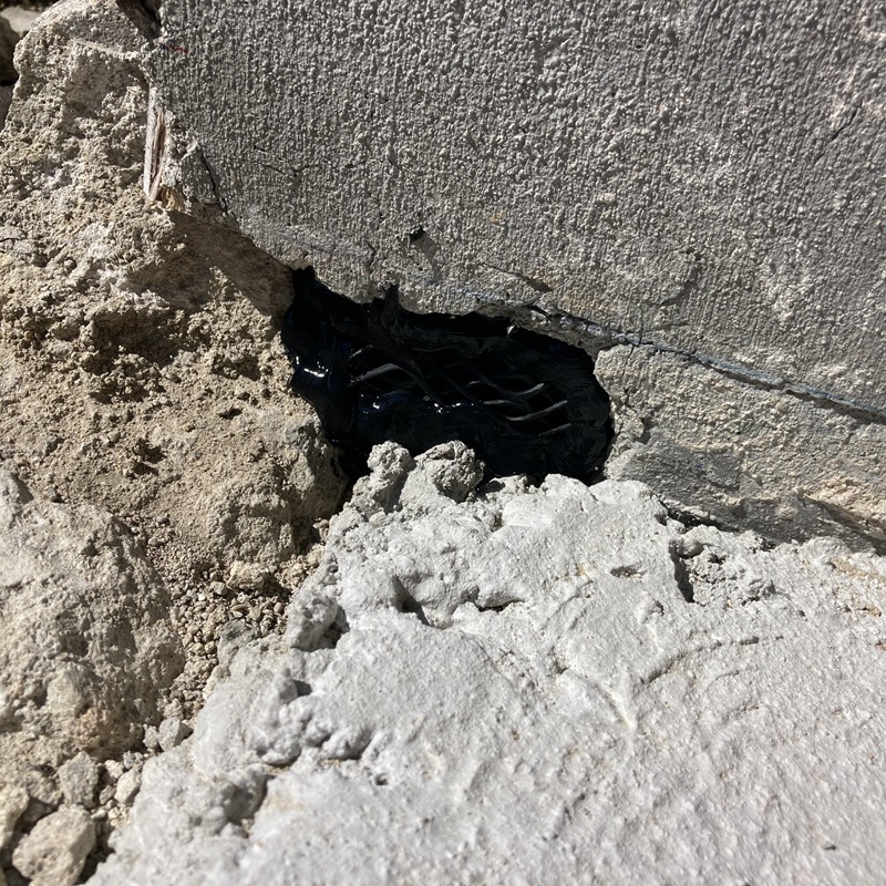 基礎部分のすき間をふさいだ様子