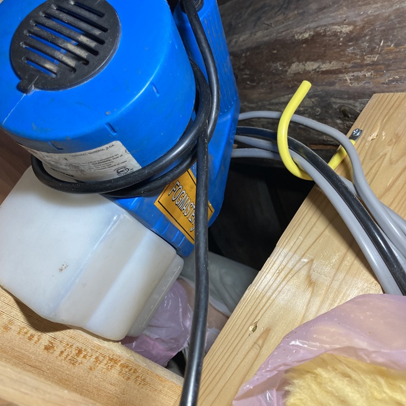 屋根裏に殺虫・消毒剤を散布する様子