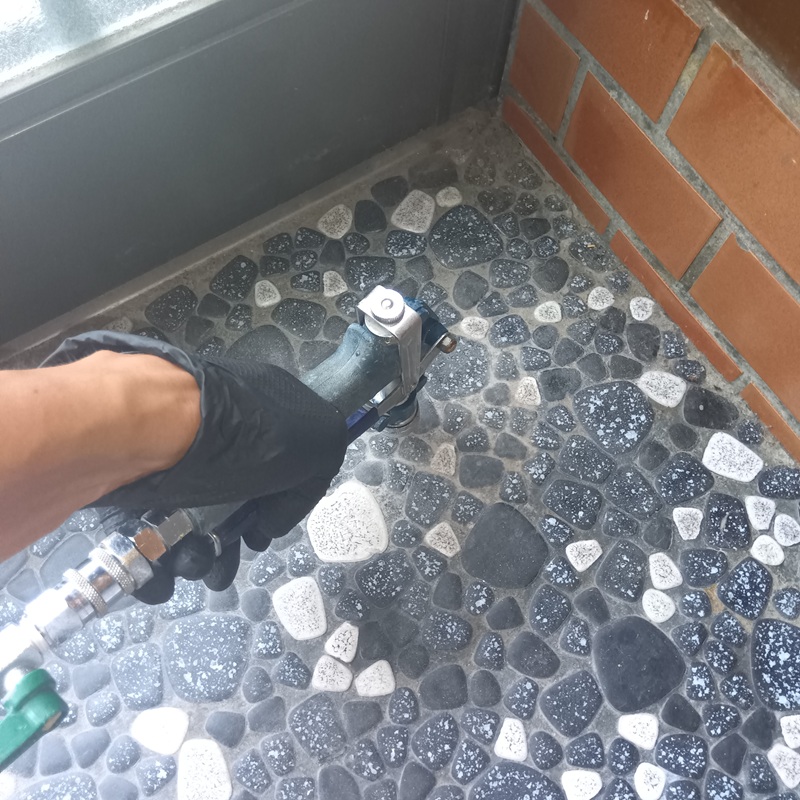 玄関床に穴を開けて防蟻剤を注入する様子